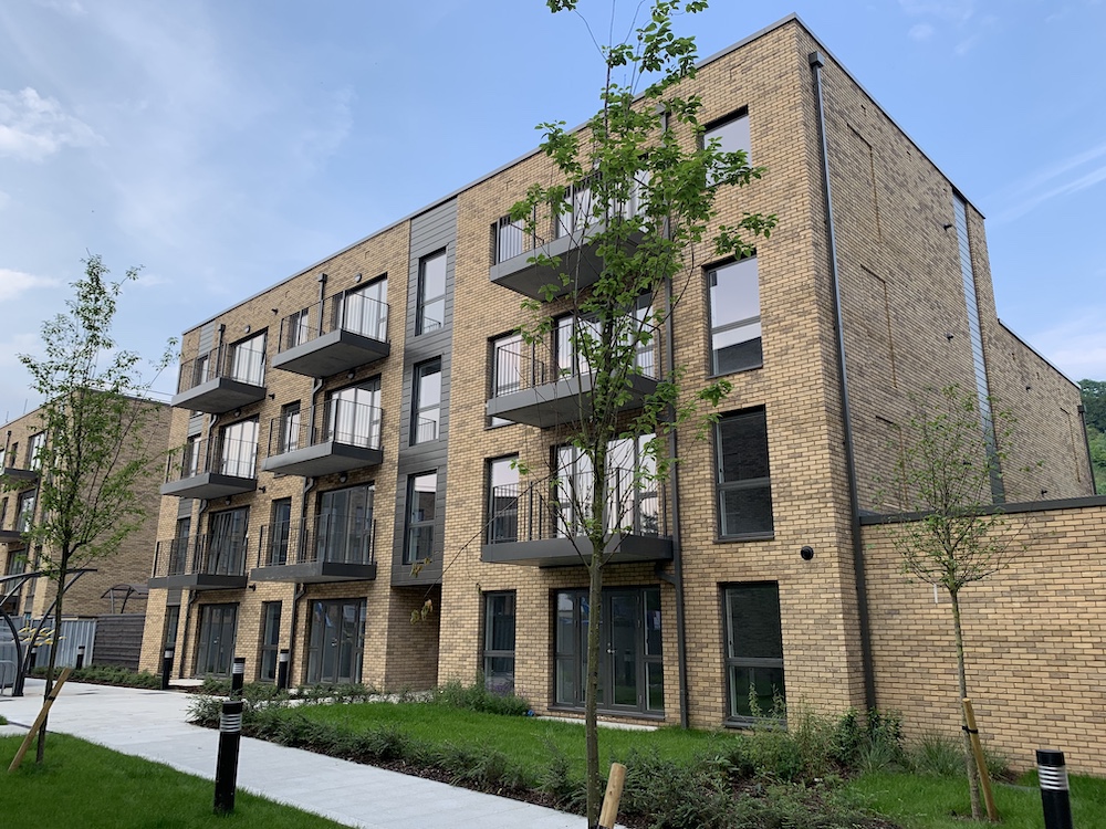 Residential building with precast concrete balconies